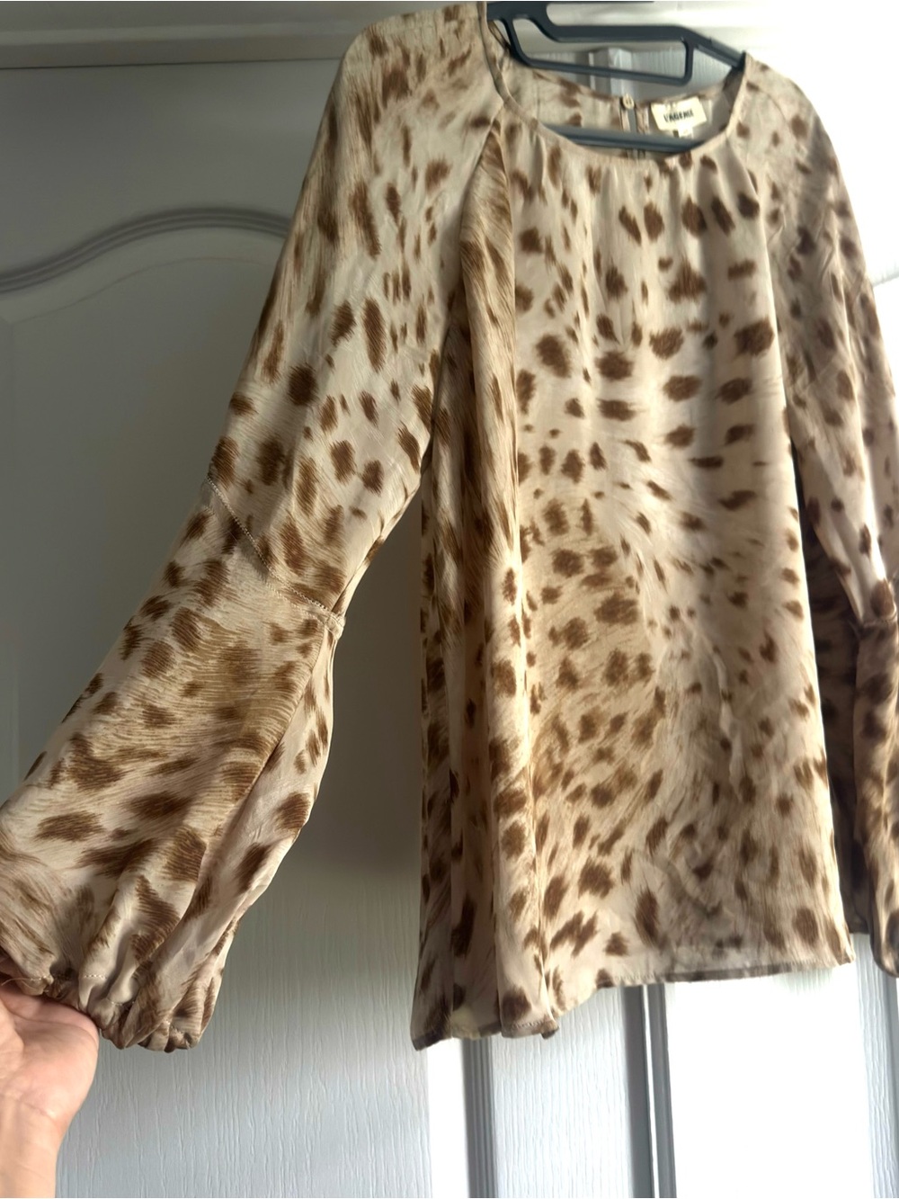 L'AGENCE Dylan Cheetah Print Silk Blouse in Cacao - Size M - Picture 2 of 4
